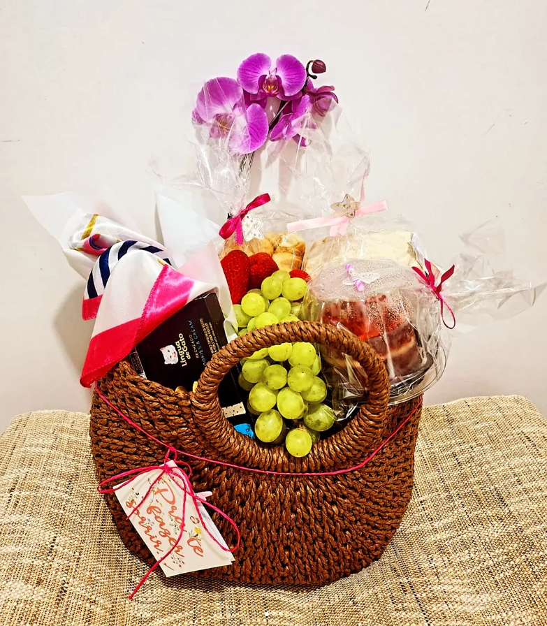 Cesta com frutas e flores montada pela Ohayoo Cestas